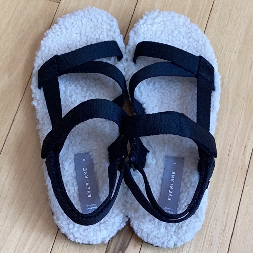 Everlane The Renew Teddy Sport Sandals. Black with cream Sherpa lining. Size 6 - Picture 6 of 15